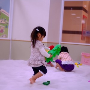 室内 砂遊びは散らかるのでこの入れ物を使おう!おすすめはニトリ