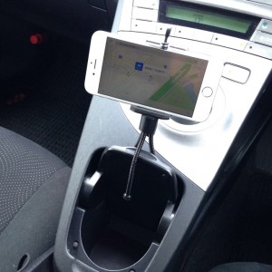 100均のスマホスタンドは車でこう使え!プリウスに搭載した結果便利過ぎると判明