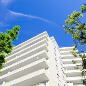 マンションのベランダ掃除方法!蛇口が無くてもホースで水を使う便利な道具
