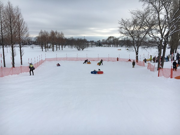 冬はサッポロさとらんどで雪遊び のりのりチューブやバナナボートは迫力満点 Papamode