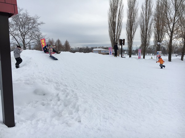 冬はサッポロさとらんどで雪遊び のりのりチューブやバナナボートは迫力満点 Papamode