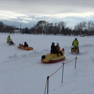 冬はサッポロさとらんどで雪遊び!のりのりチューブやバナナボートは迫力満点!