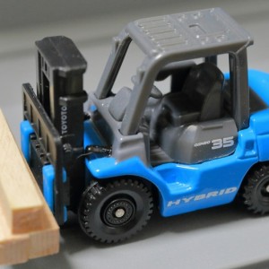 トミカのメンテナンス方法!100均スプレーでタイヤの動きを良くする
