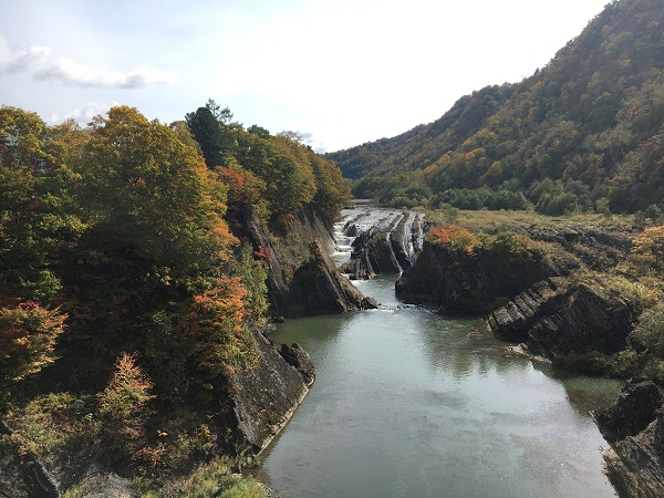 夕張 滝の上公園 の紅葉 気軽に寄れる千鳥ヶ滝の景観は必見 Papamode