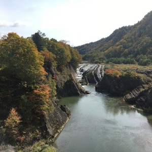 絶景 夕張「滝の上公園」の紅葉!気軽に寄れる千鳥ヶ滝の景観は必見