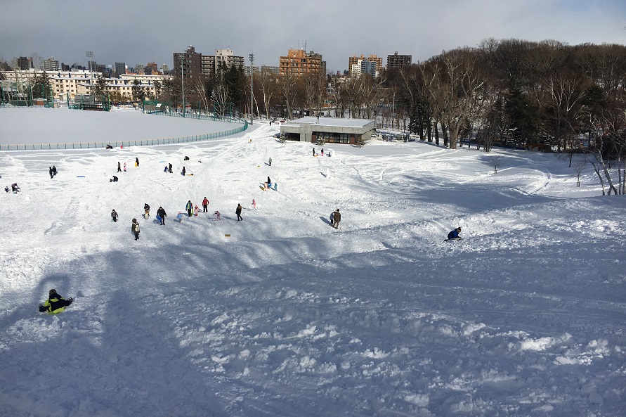 ソリ遊び最強スポット 冬の月寒公園へ雪遊びに行こう 各施設を詳しく紹介します Papamode